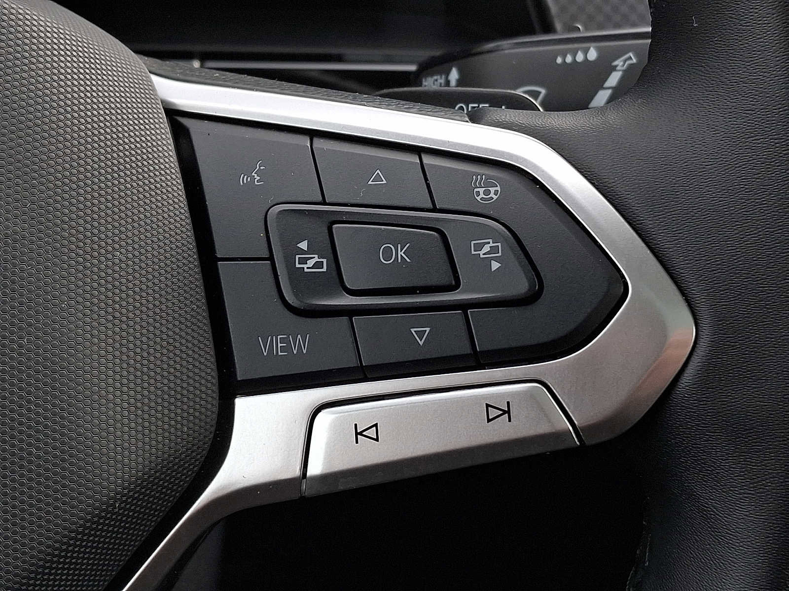 Used 2025 Volkswagen Atlas Peak Edition SE AWD/4WD image 19