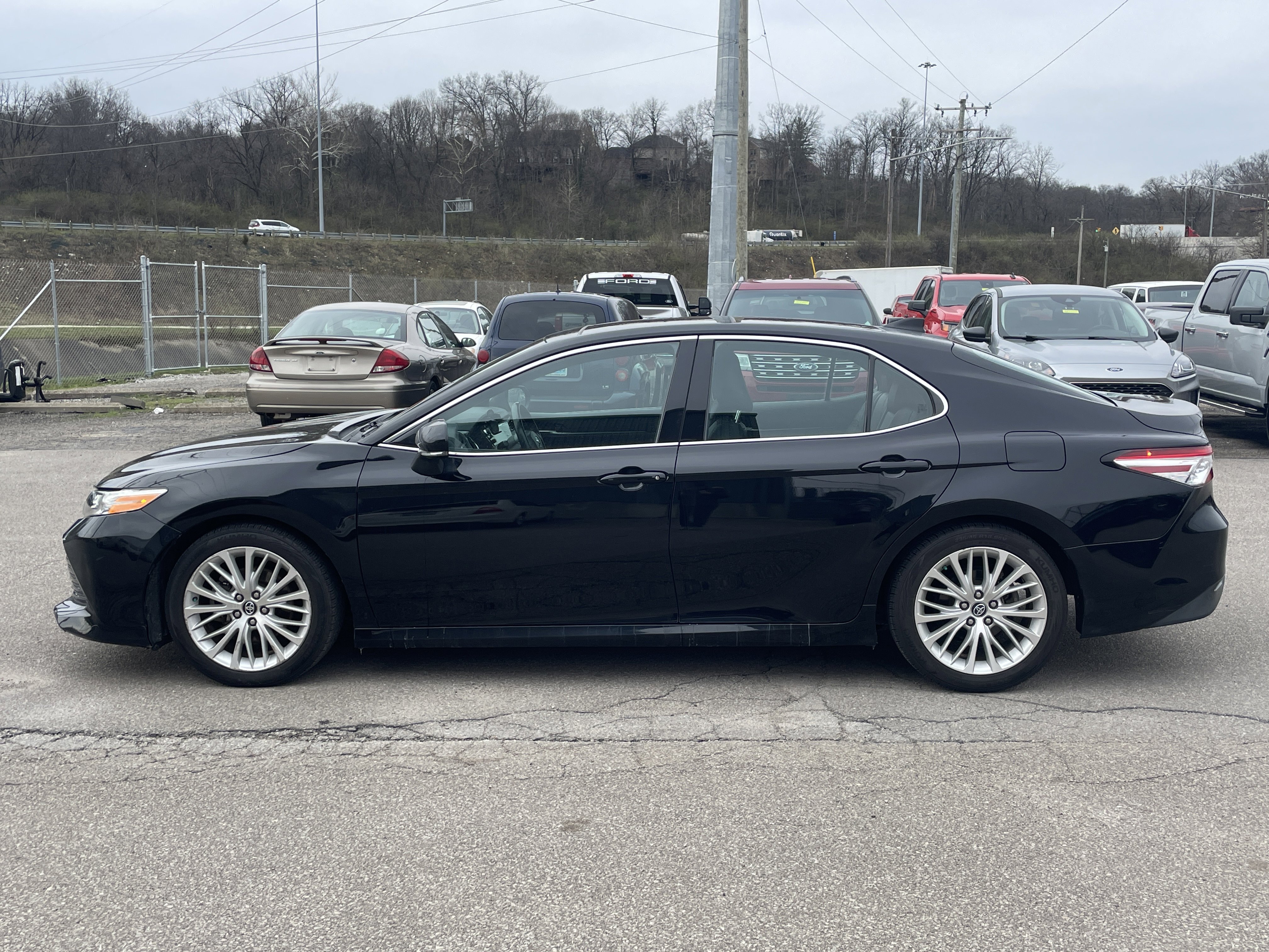 Used 2019 Toyota Camry XLE image 4