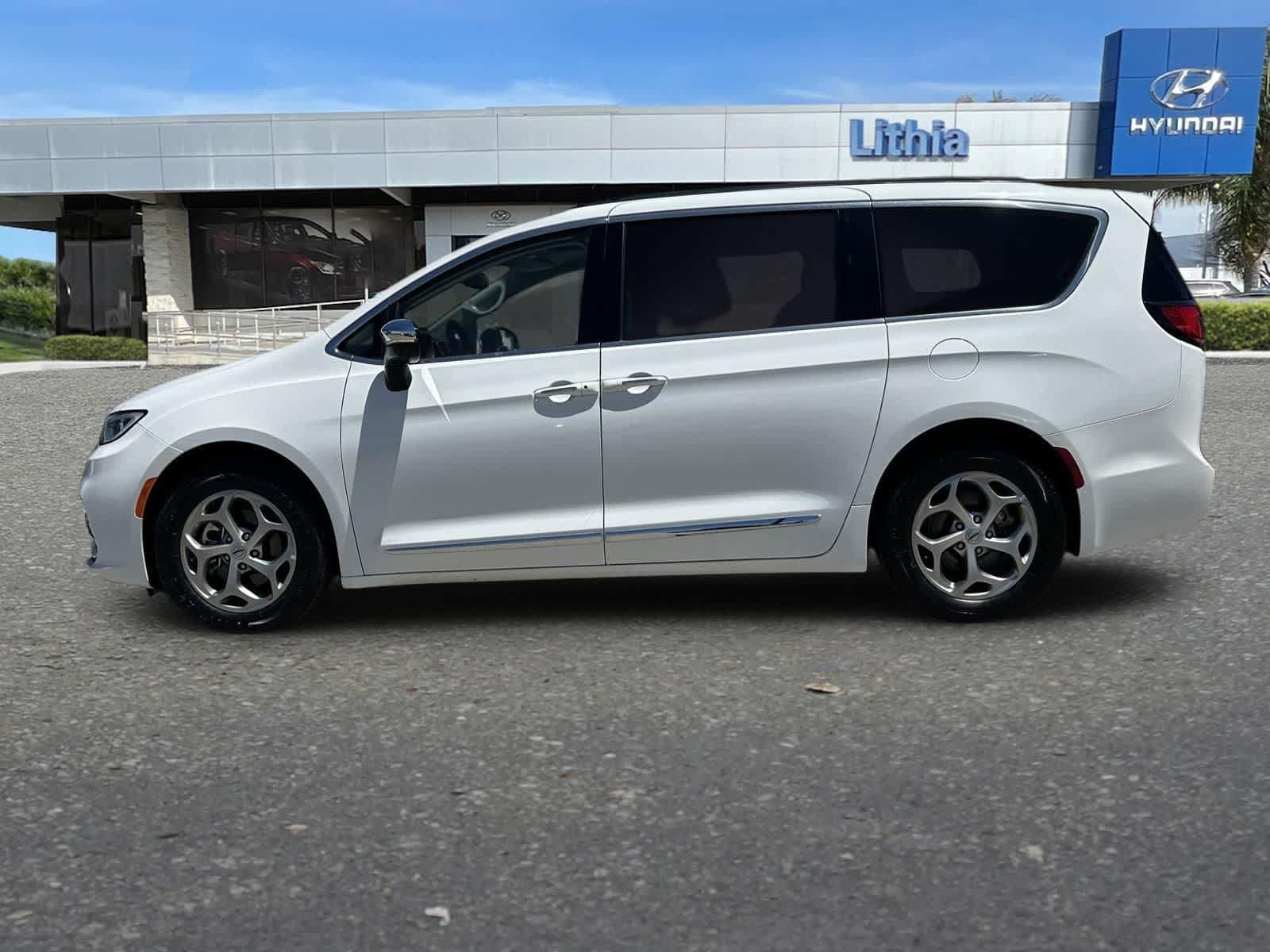 Used 2023 Chrysler Pacifica Limited FWD image 6