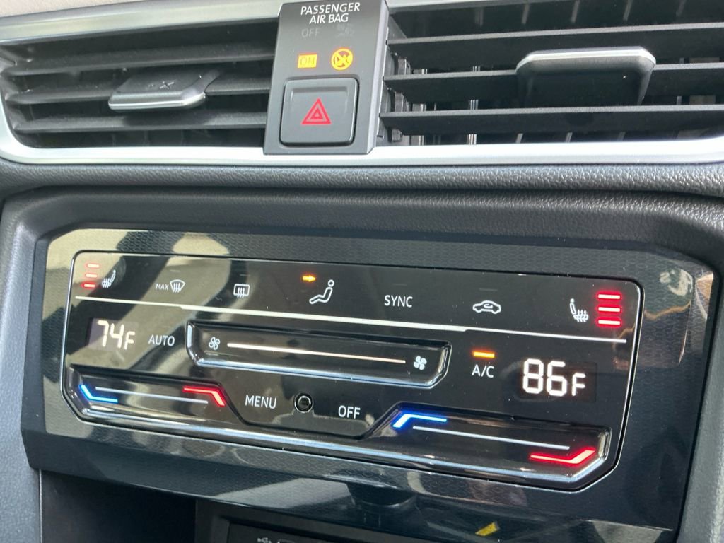 Used 2025 Volkswagen Taos SE w/ Panoramic Sunroof Package image 16