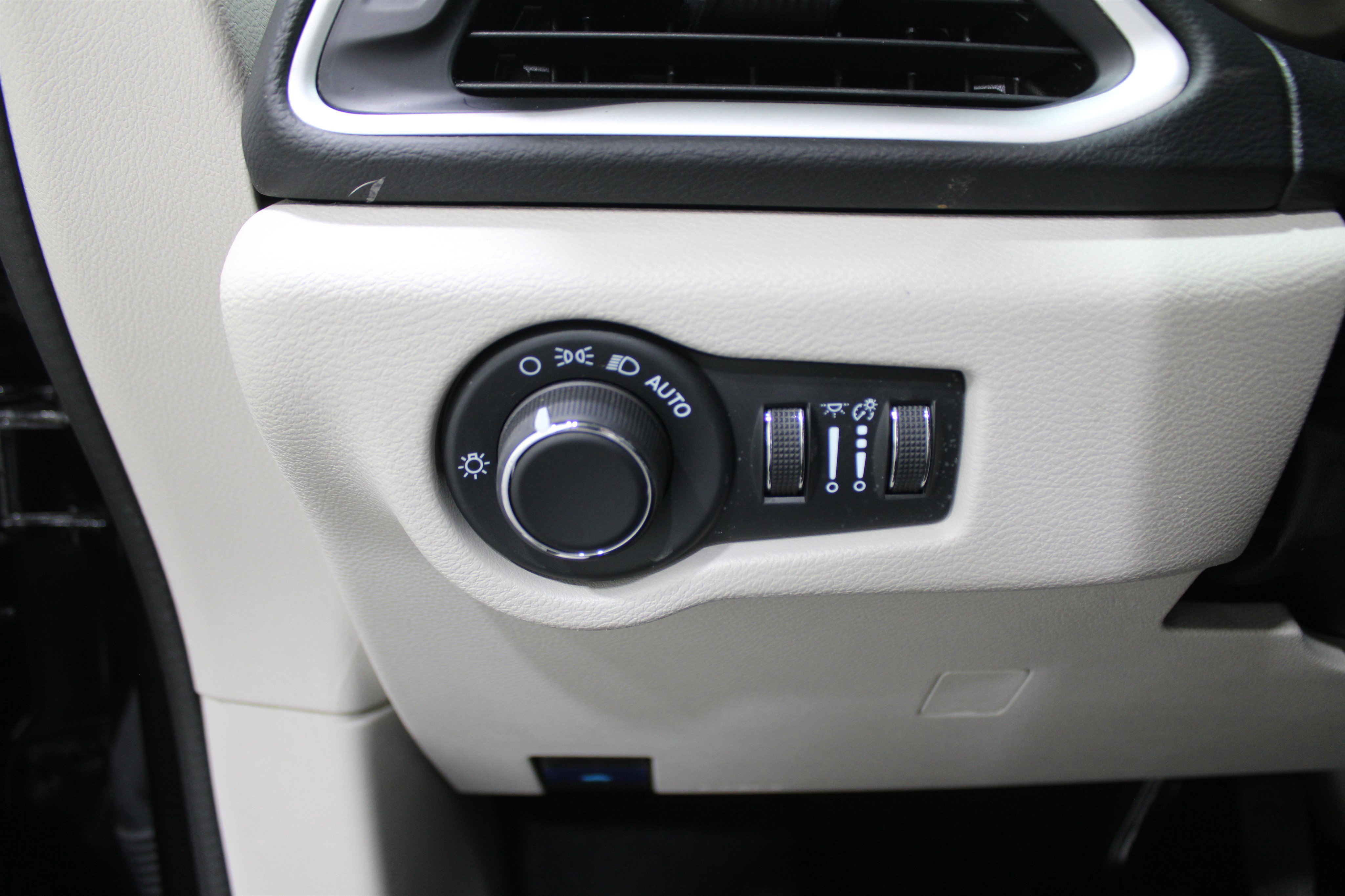 Used 2024 Chrysler Voyager LX image 8