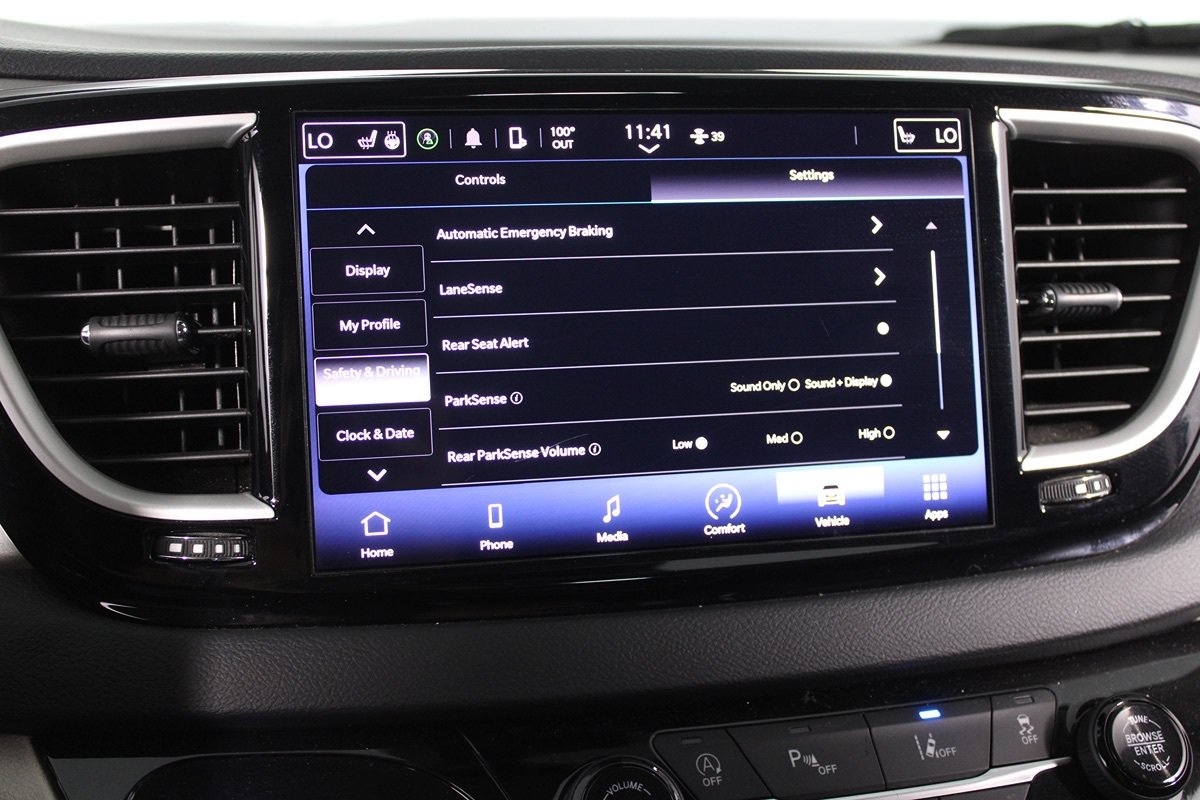 Used 2023 Chrysler Pacifica Touring-L FWD image 10