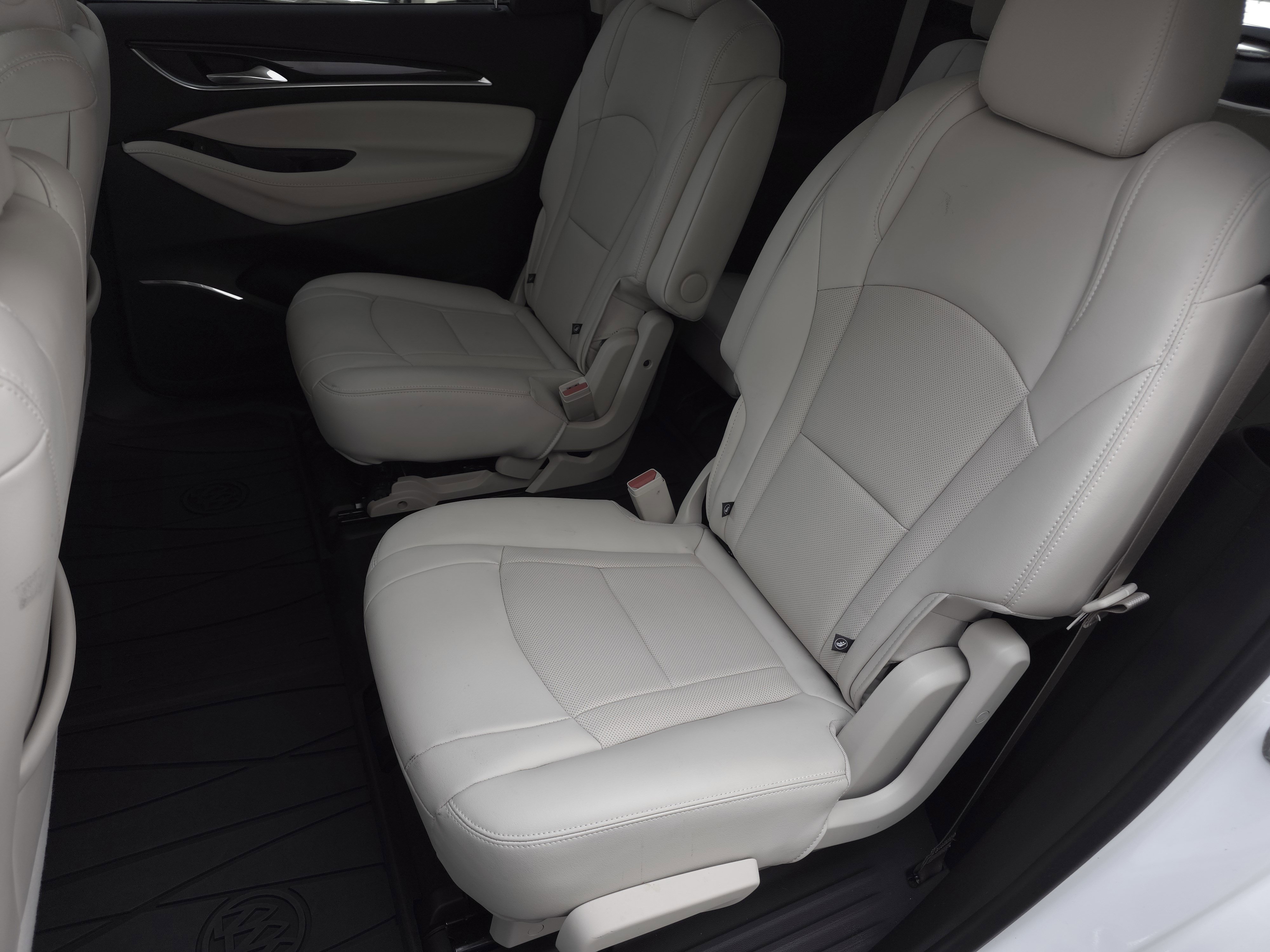 Used 2023 Buick Enclave Essence image 27