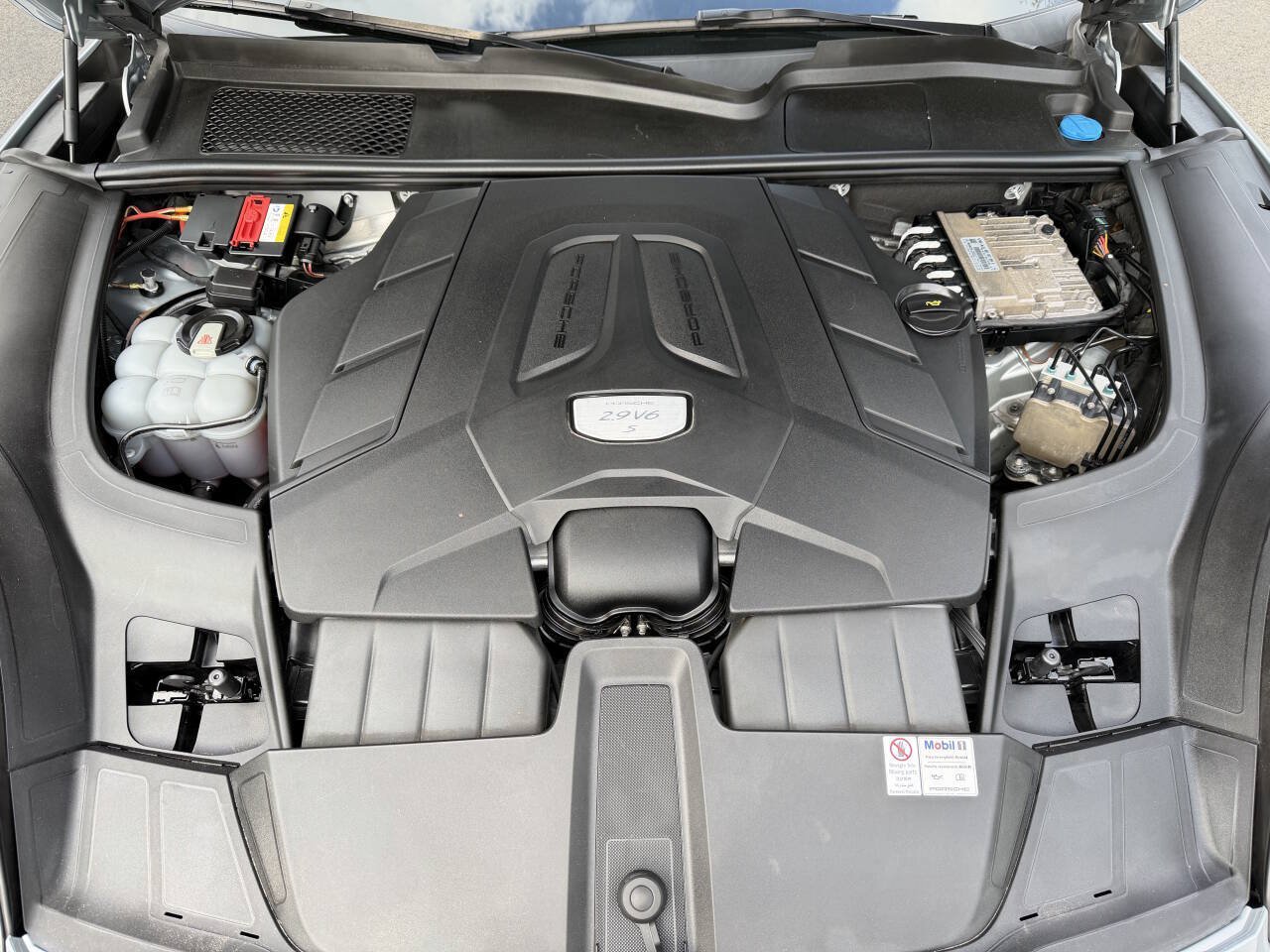 Used 2019 Porsche Cayenne S w/ Premium Package AWD/4WD image 37