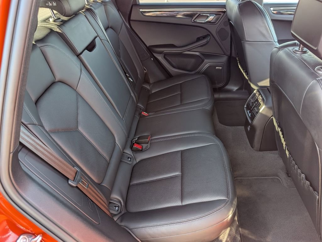 Certified 2024 Porsche Macan image 7