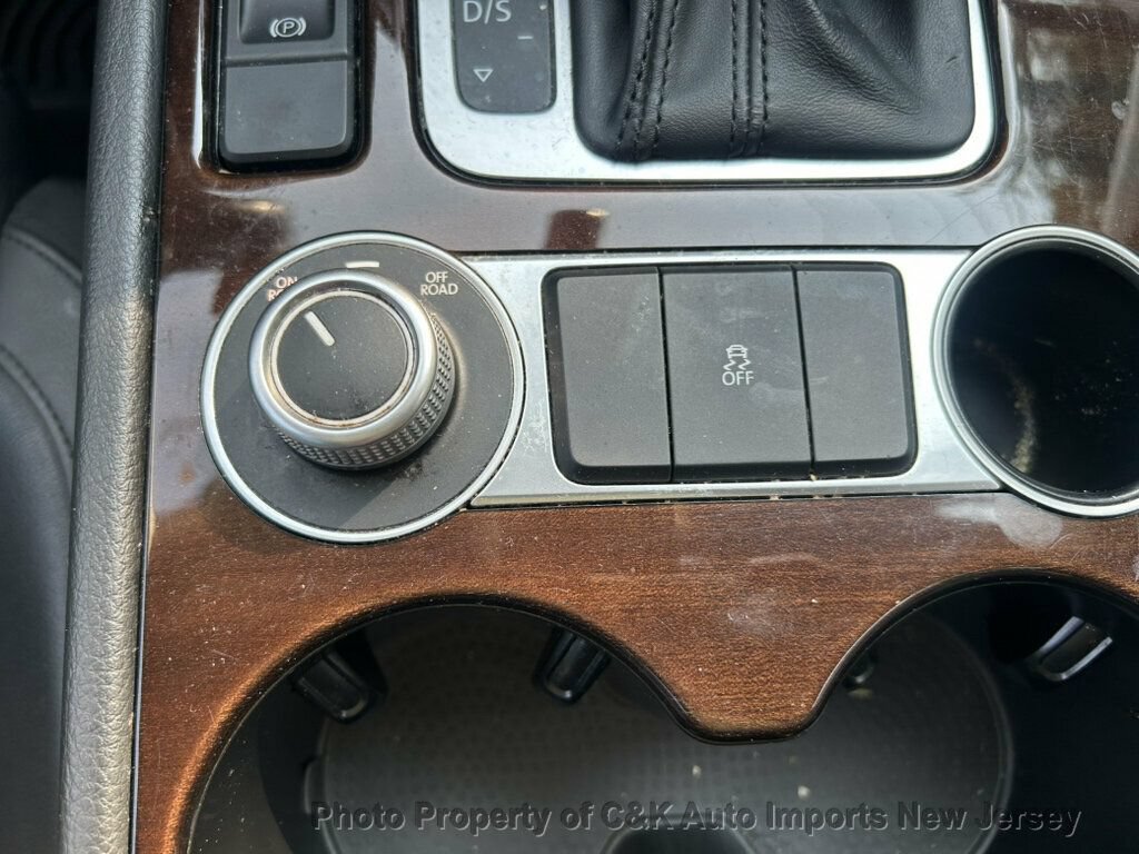 Used 2015 Volkswagen Touareg VR6 AWD/4WD image 40