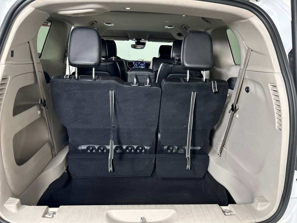 Used 2023 Chrysler Pacifica Touring-L image 19