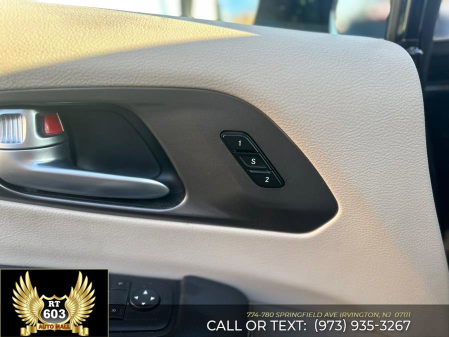 Used 2024 Chrysler Pacifica Touring-L image 28