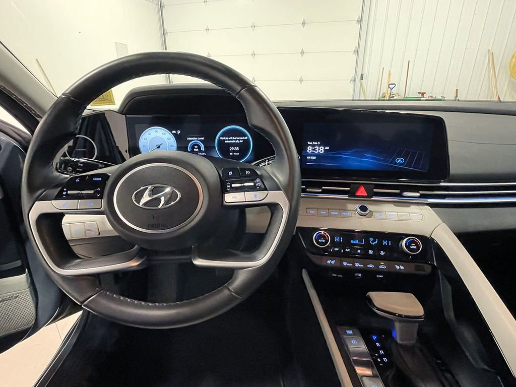 Used 2023 Hyundai Elantra Limited image 36