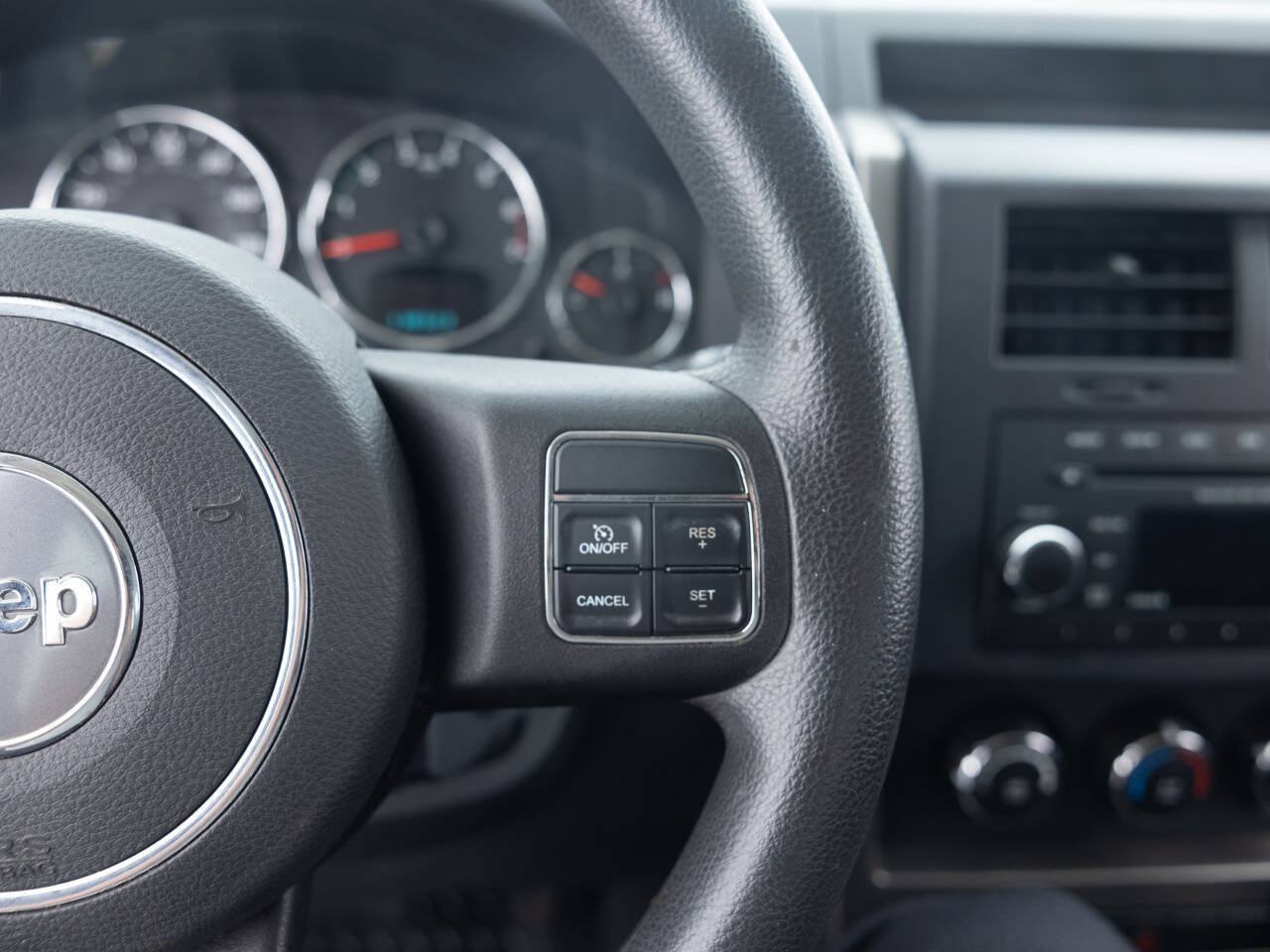 Used 2012 Jeep Liberty Sport AWD/4WD image 36