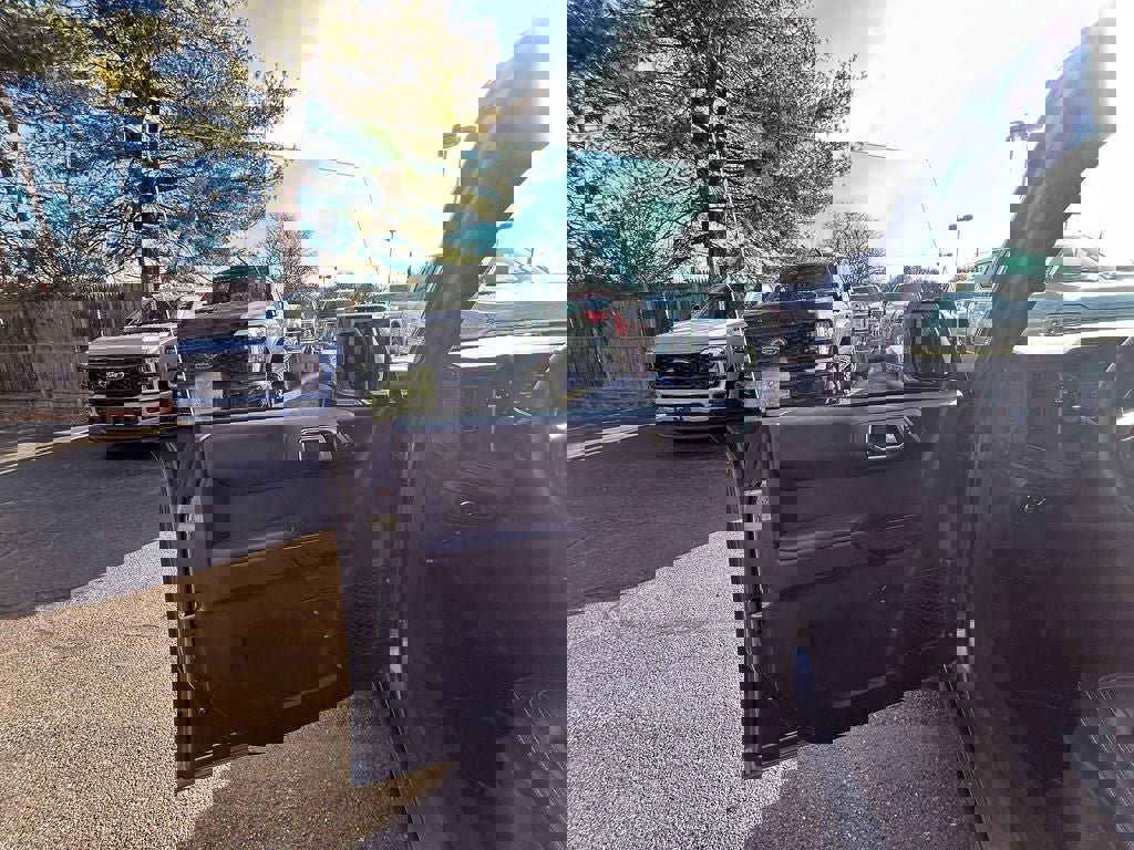 Used 2025 Ford Bronco Badlands image 11