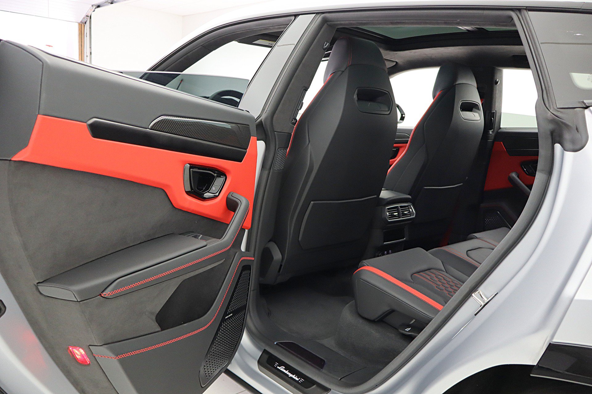Used 2025 Lamborghini Urus S AWD/4WD image 40
