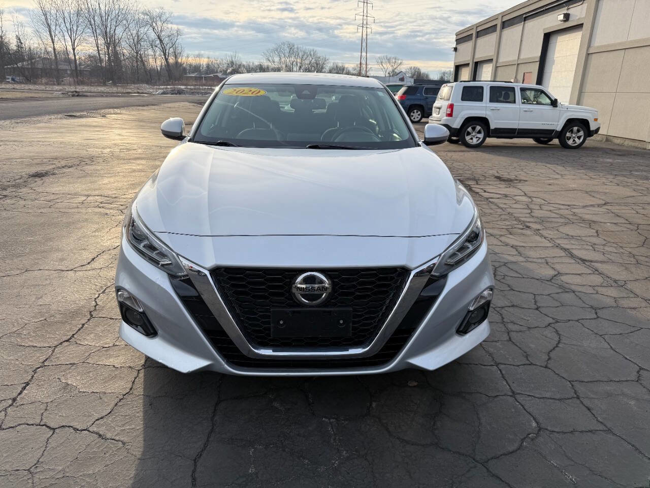 Used 2020 Nissan Altima 2.5 SV image 2