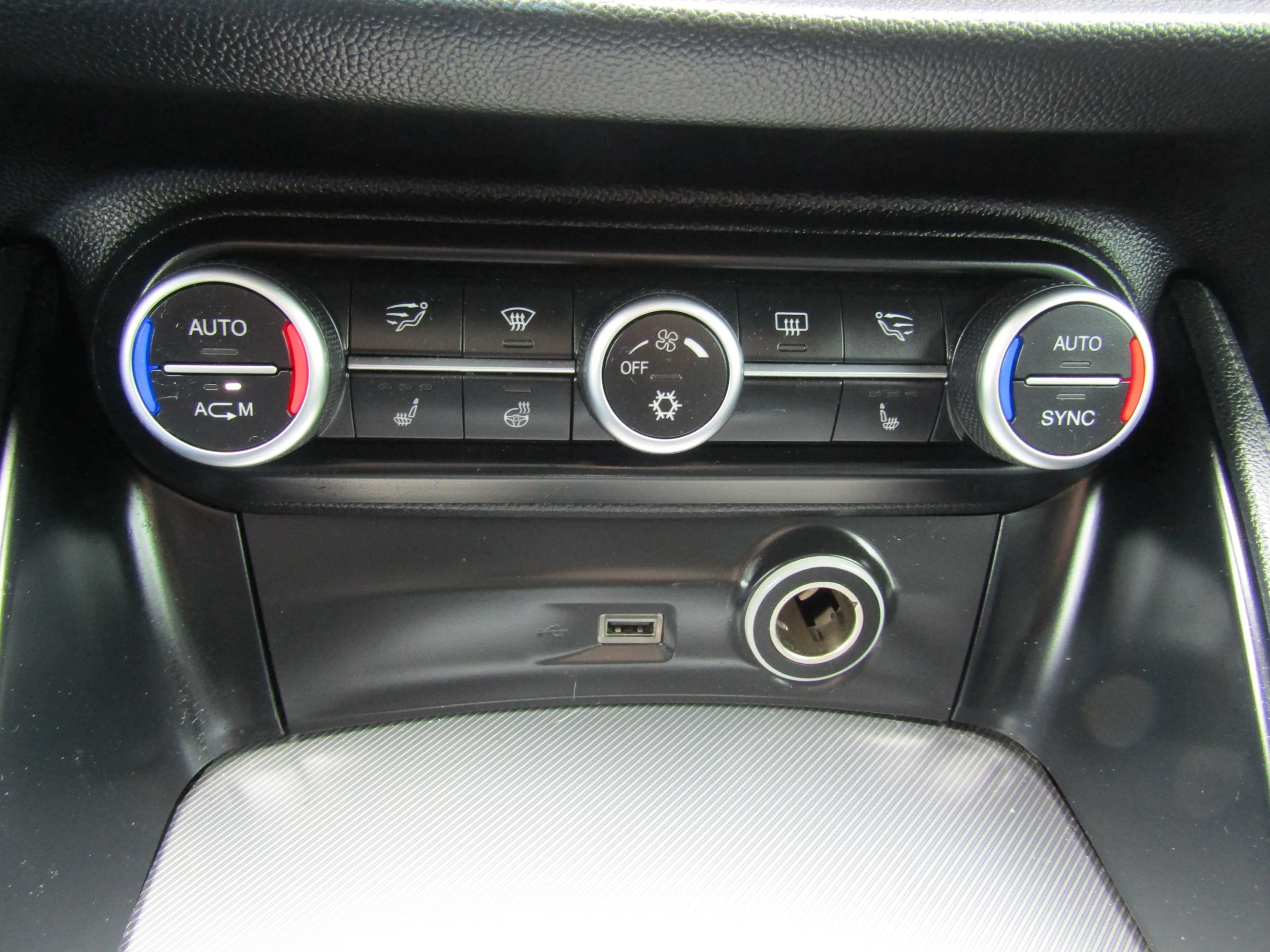Used 2018 Alfa Romeo Stelvio Ti AWD/4WD image 32