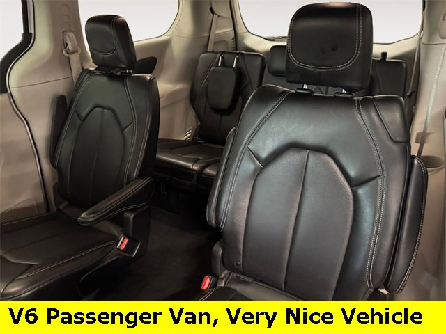 Used 2024 Chrysler Pacifica Touring-L image 6