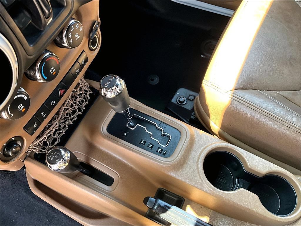 Used 2015 Jeep Wrangler Unlimited Sahara w/ Connectivity Group AWD/4WD image 16