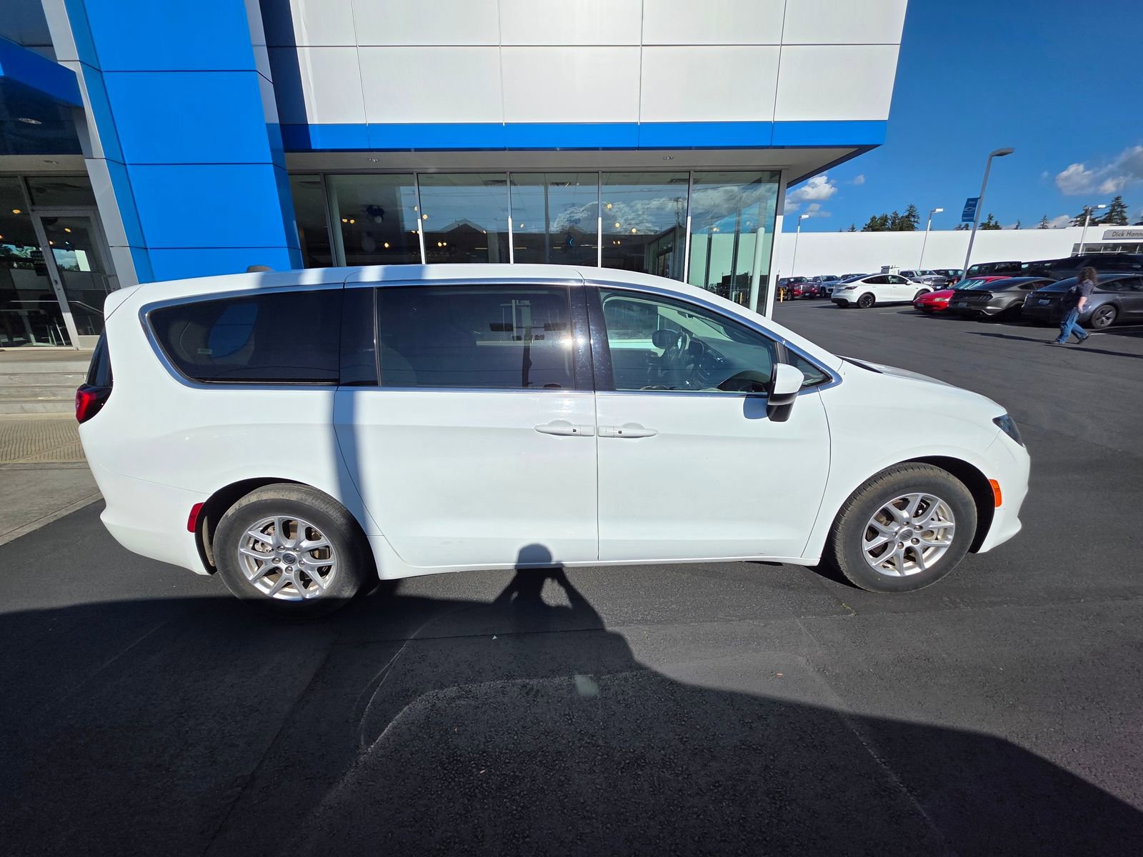Used 2023 Chrysler Voyager LX FWD image 4