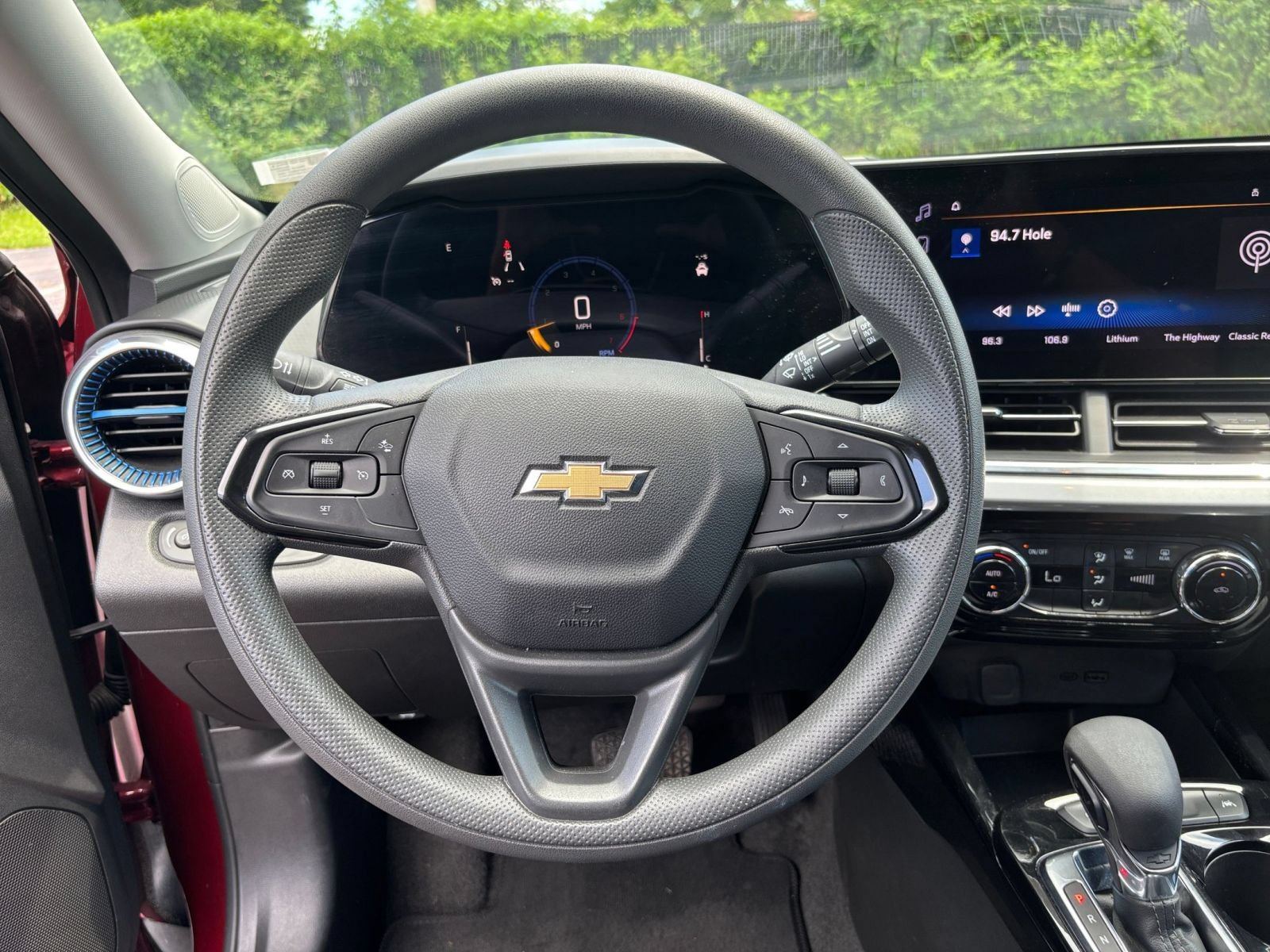 Used 2025 Chevrolet Trax LT FWD image 33