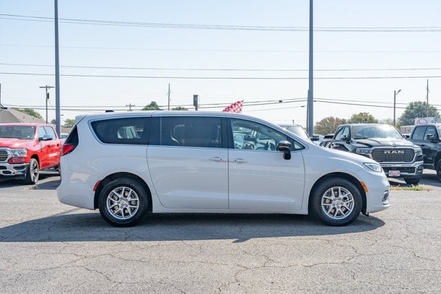 Used 2024 Chrysler Pacifica Touring-L FWD image 6