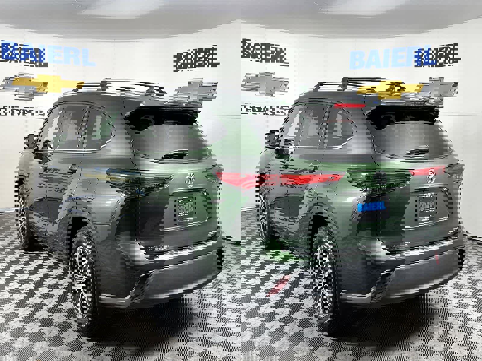 Used 2023 Toyota Highlander XLE image 3