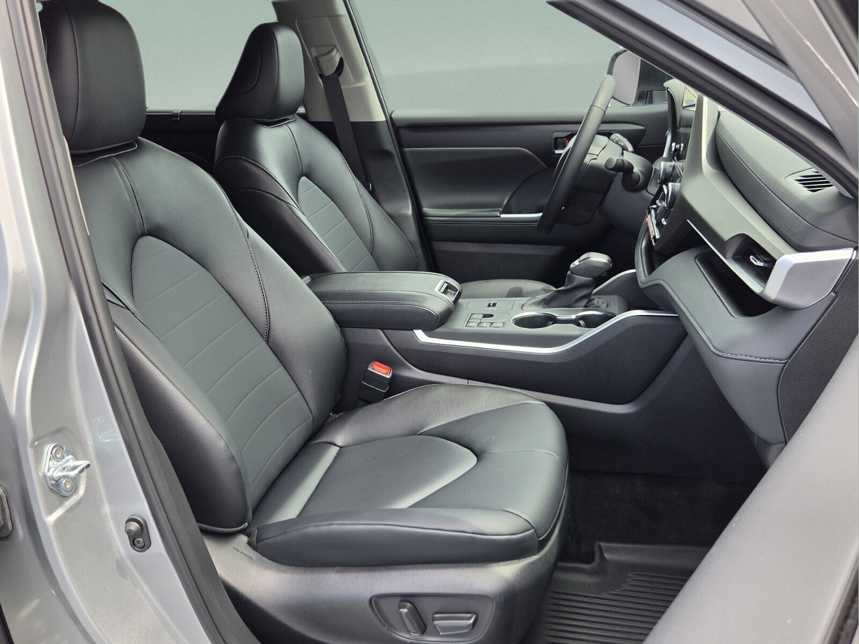 Used 2025 Toyota Highlander XLE FWD image 15