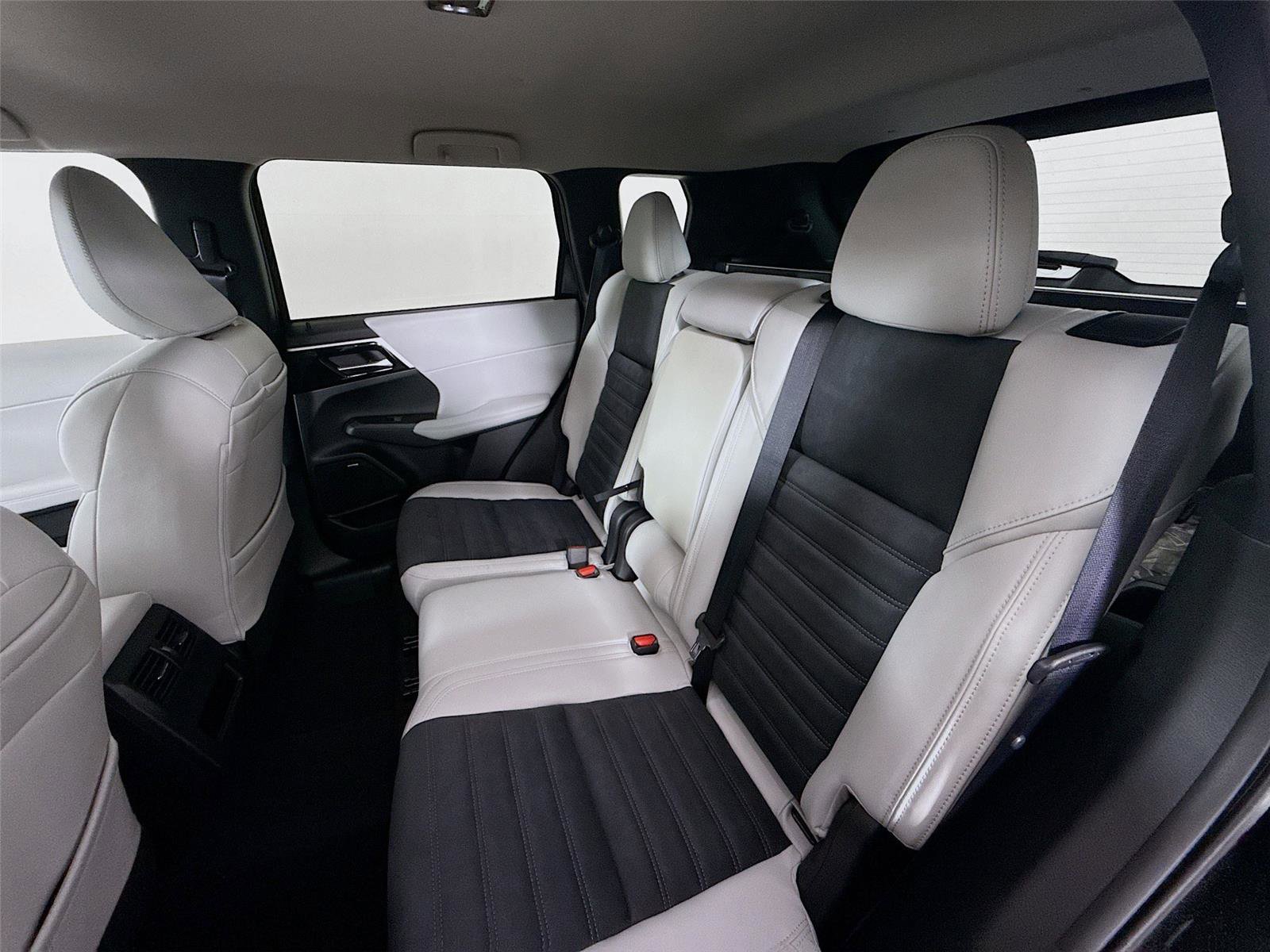 New 2026 Mitsubishi Outlander SE image 13