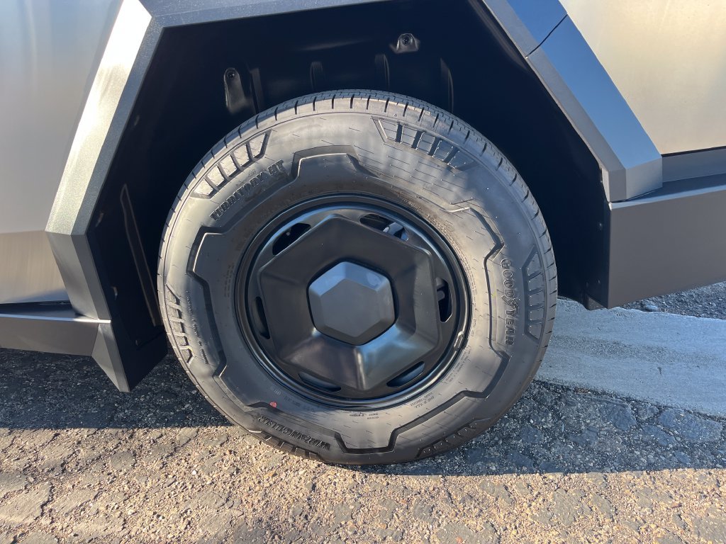 Used 2026 Tesla Cybertruck AWD Crew Cab image 31