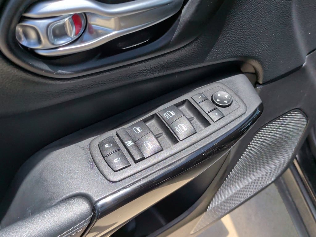 Used 2023 Jeep Cherokee Altitude Lux AWD/4WD image 11