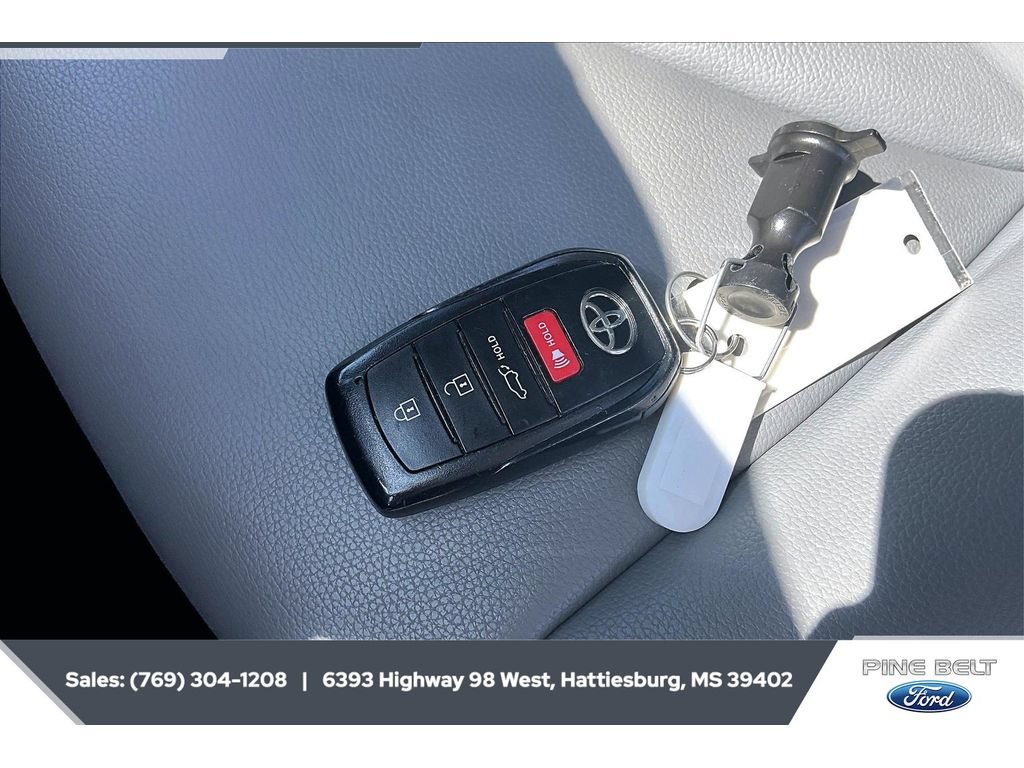 Used 2024 Toyota Highlander XLE AWD/4WD image 9
