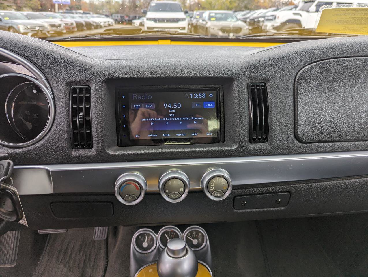 Used 2004 Chevrolet SSR w/ Preferred Equipment Group RWD image 16