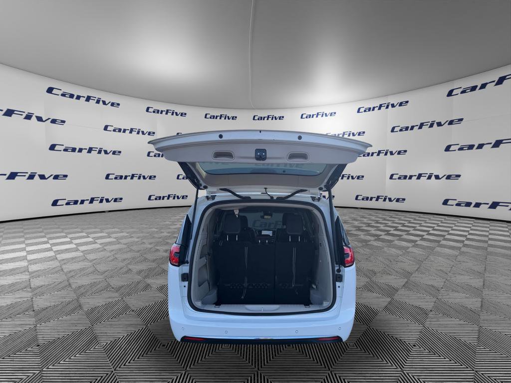 Used 2023 Chrysler Pacifica Touring-L FWD image 14