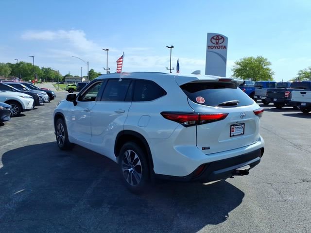 Used 2021 Toyota Highlander XLE AWD/4WD image 6