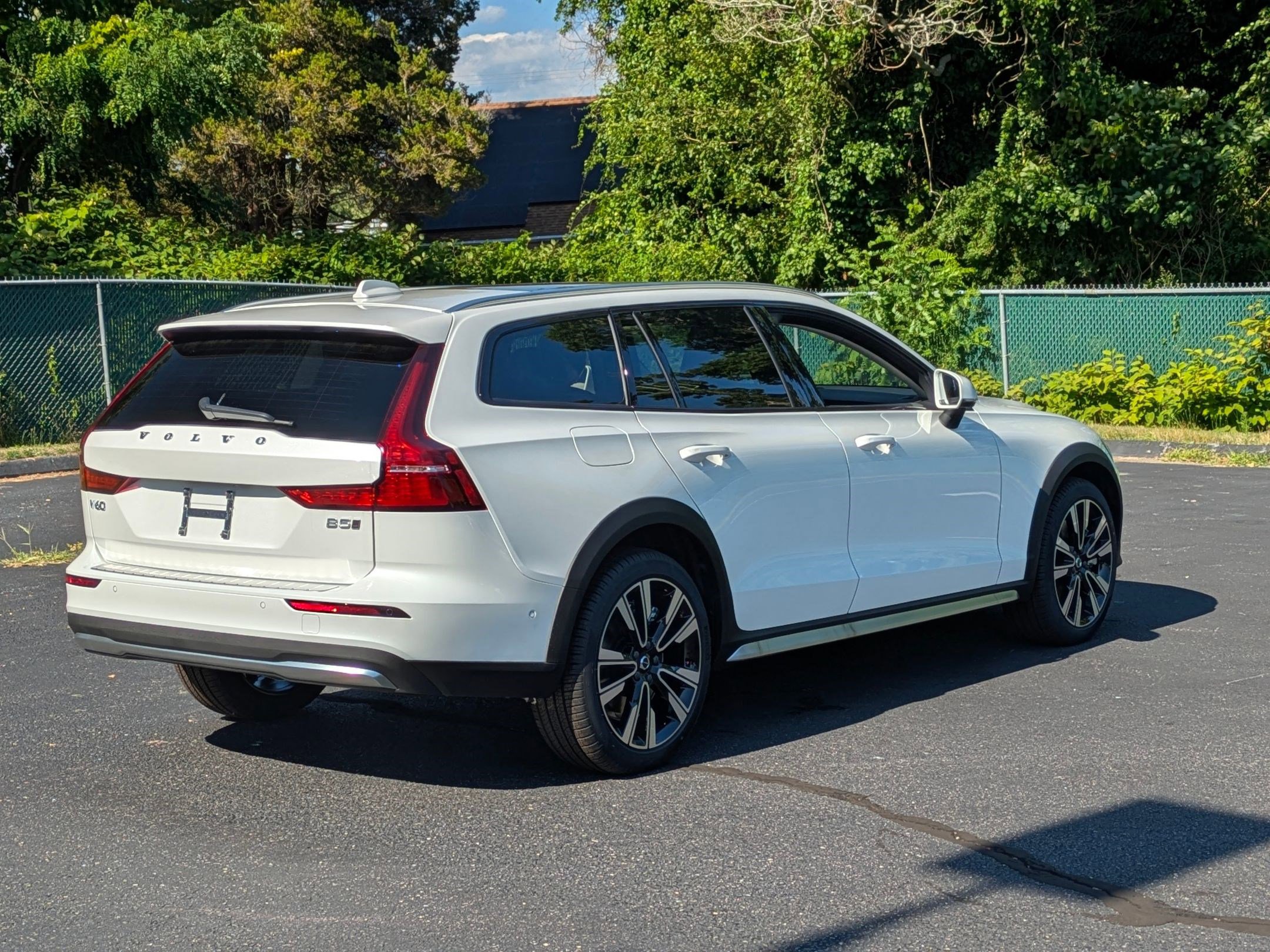 New 2026 Volvo V60 B5 Cross Country Ultra w/ Protection Package Premier image 4