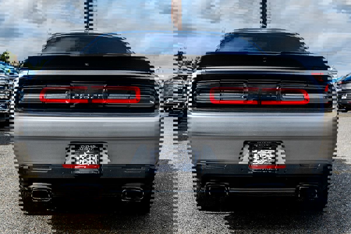 Used 2016 Dodge Challenger R/T Scat Pack w/ Leather Interior Group image 17