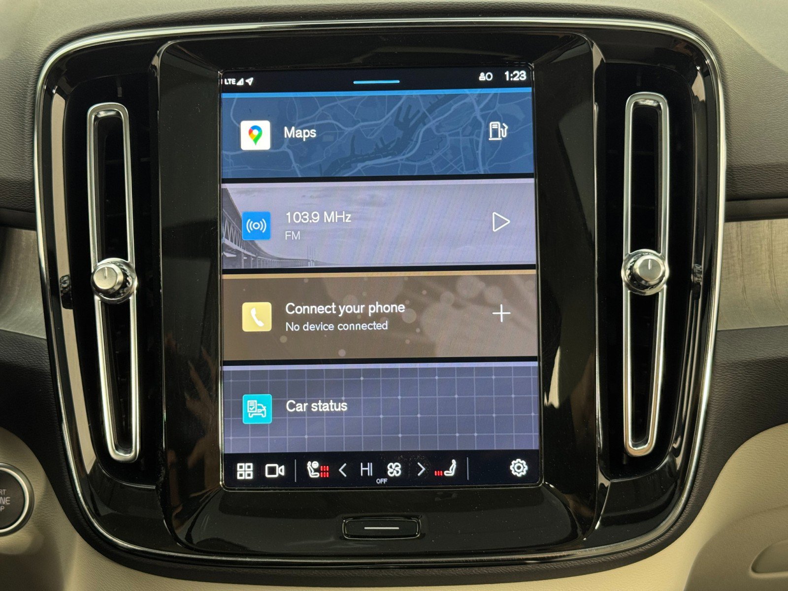 Used 2024 Volvo XC40 B5 Ultimate w/ Protection Package Premier image 29