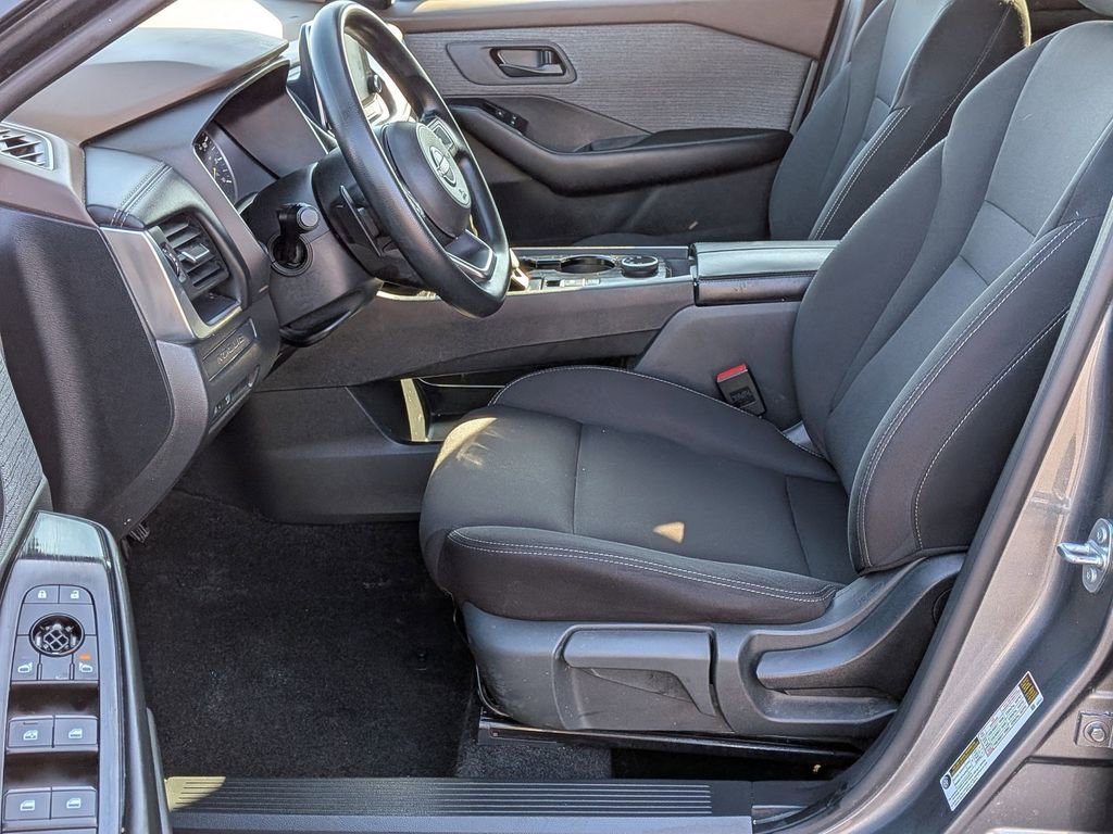 Used 2023 Nissan Rogue S image 11