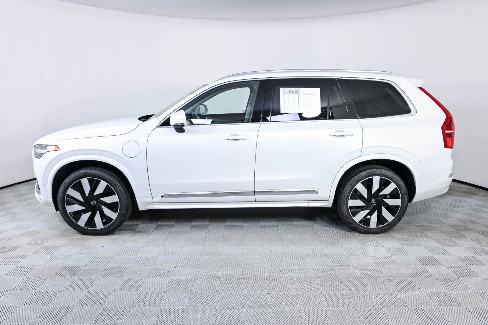 Used 2024 Volvo XC90 T8 Plus w/ Protection Package Premier AWD/4WD image 2