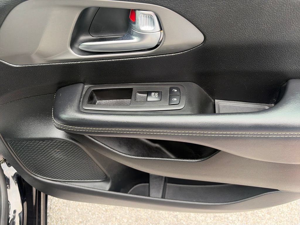 Used 2025 Chrysler Pacifica Select FWD image 44