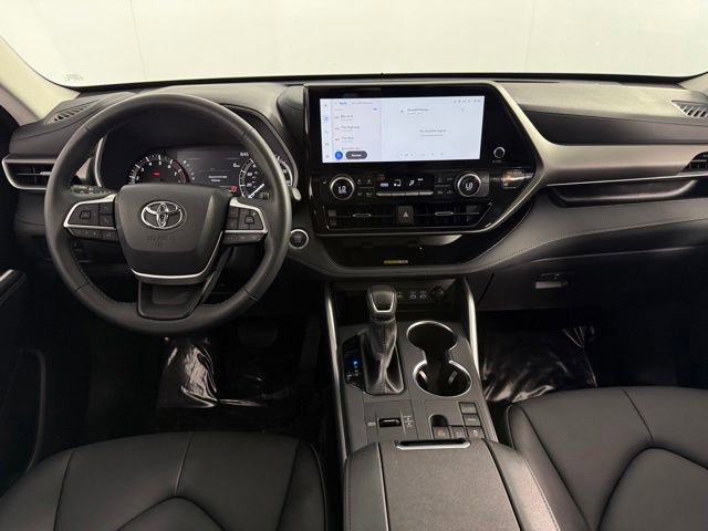 Used 2025 Toyota Highlander XLE FWD image 25