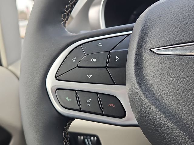 Used 2024 Chrysler Pacifica Touring-L image 5