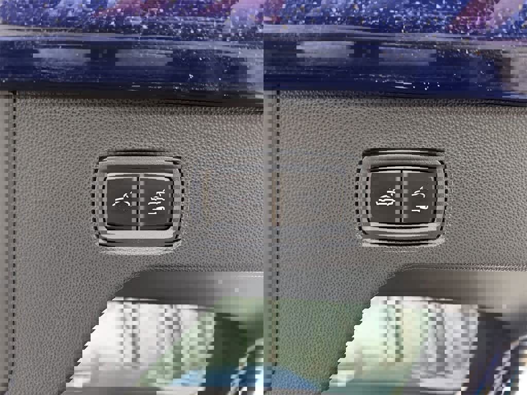 Certified 2025 Porsche Macan 4S Electric image 28