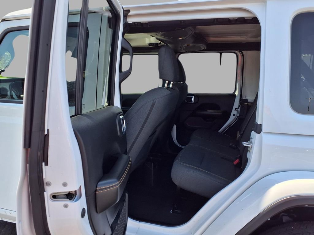 Used 2025 Jeep Wrangler Sahara image 23