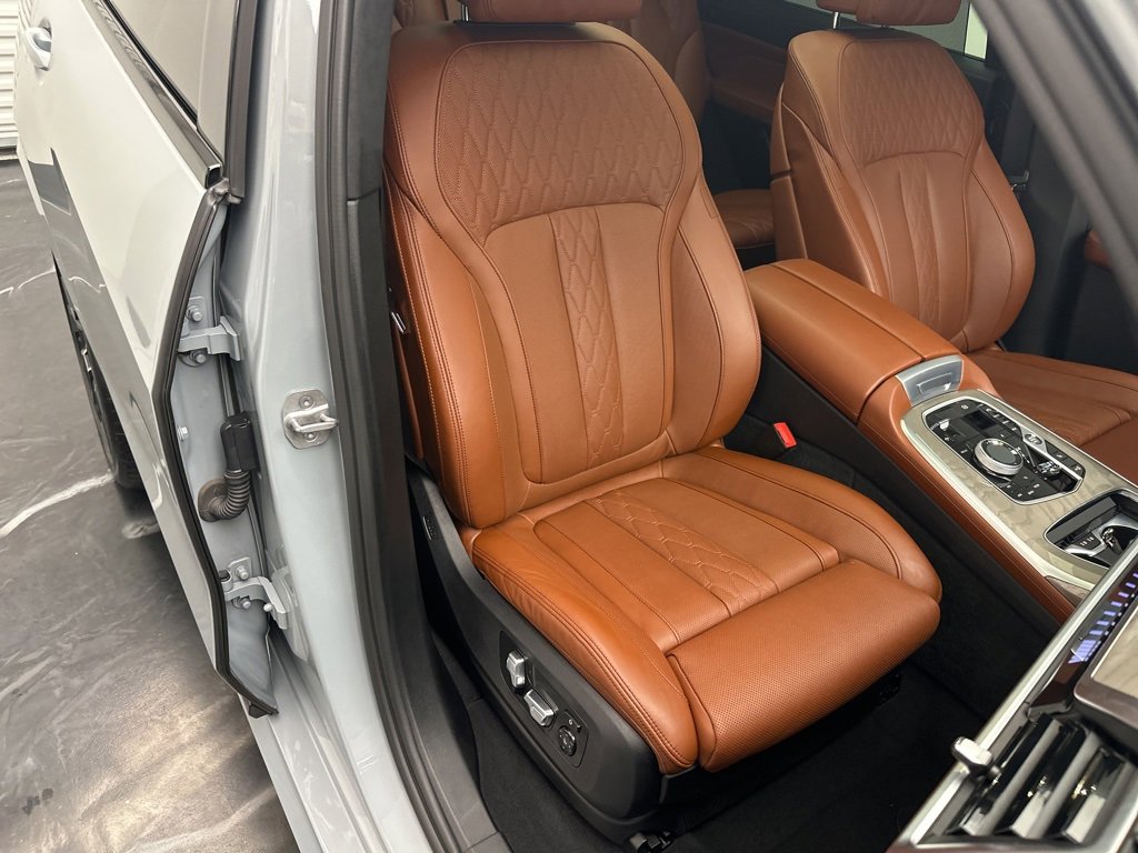 Used 2023 BMW X7 M60i w/ Executive Package image 9