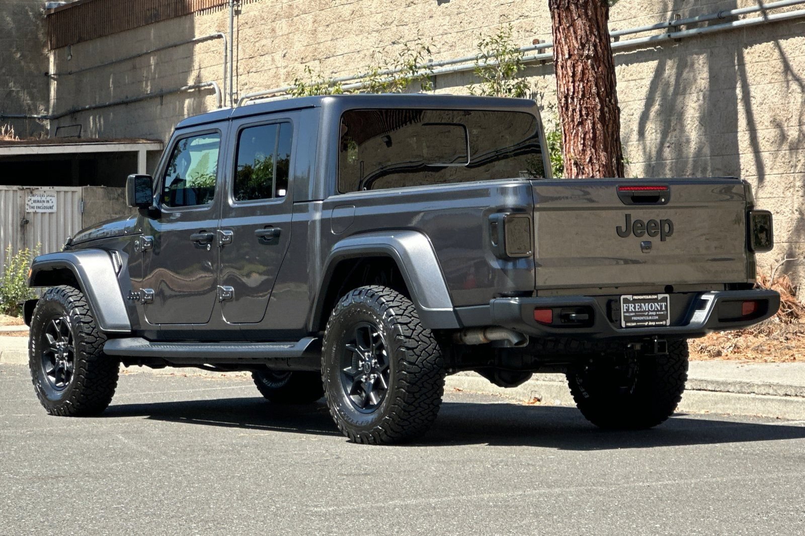 Used 2025 Jeep Gladiator Sport AWD/4WD image 5