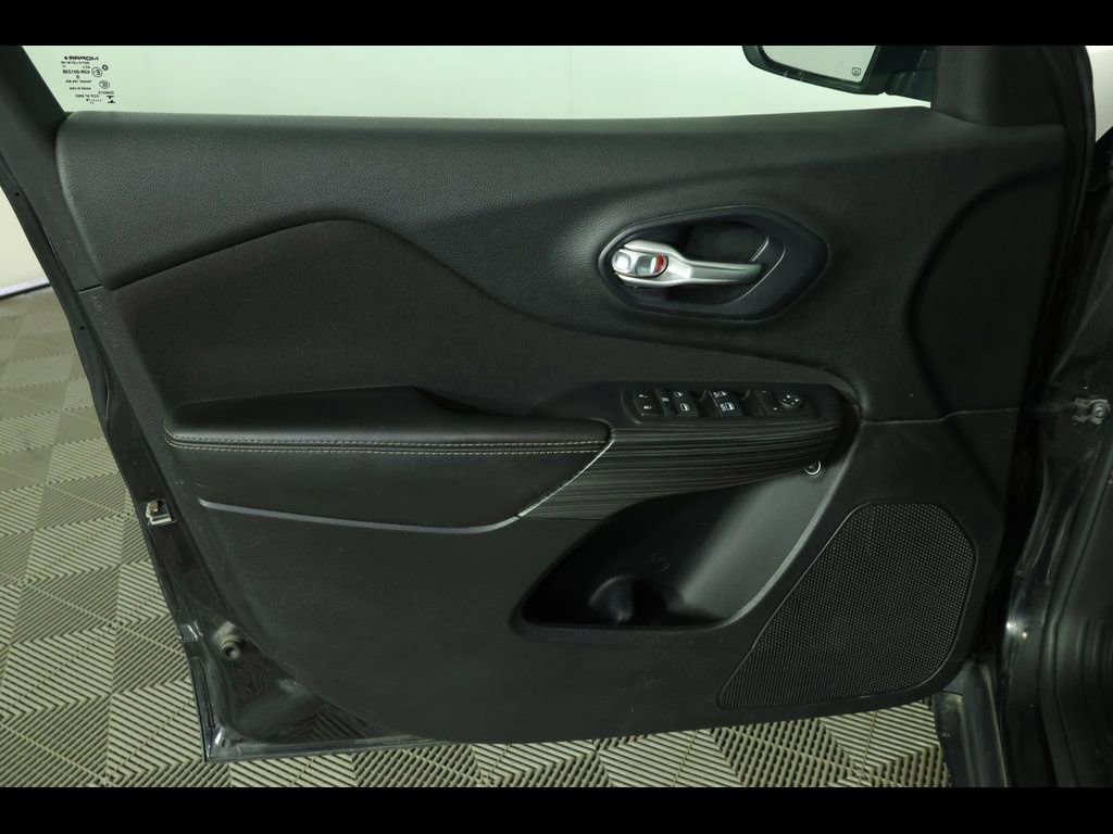 Used 2016 Jeep Cherokee Latitude w/ Safety/Convenience Group AWD/4WD image 11