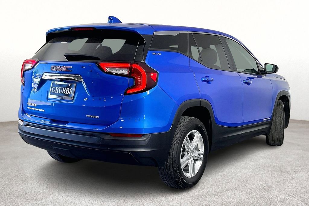 Used 2024 GMC Terrain SLE image 2