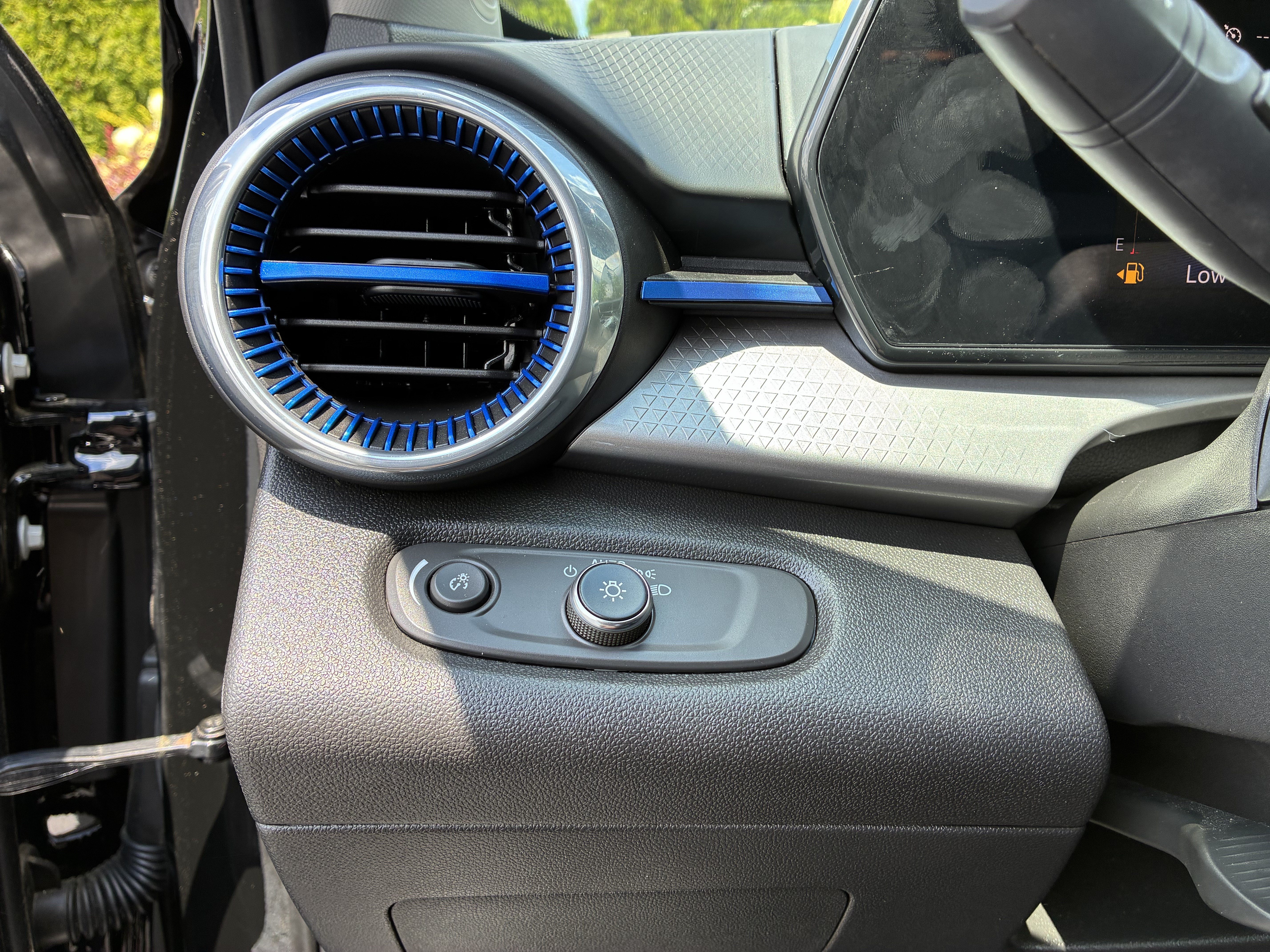 Used 2025 Chevrolet Trax LT FWD image 26