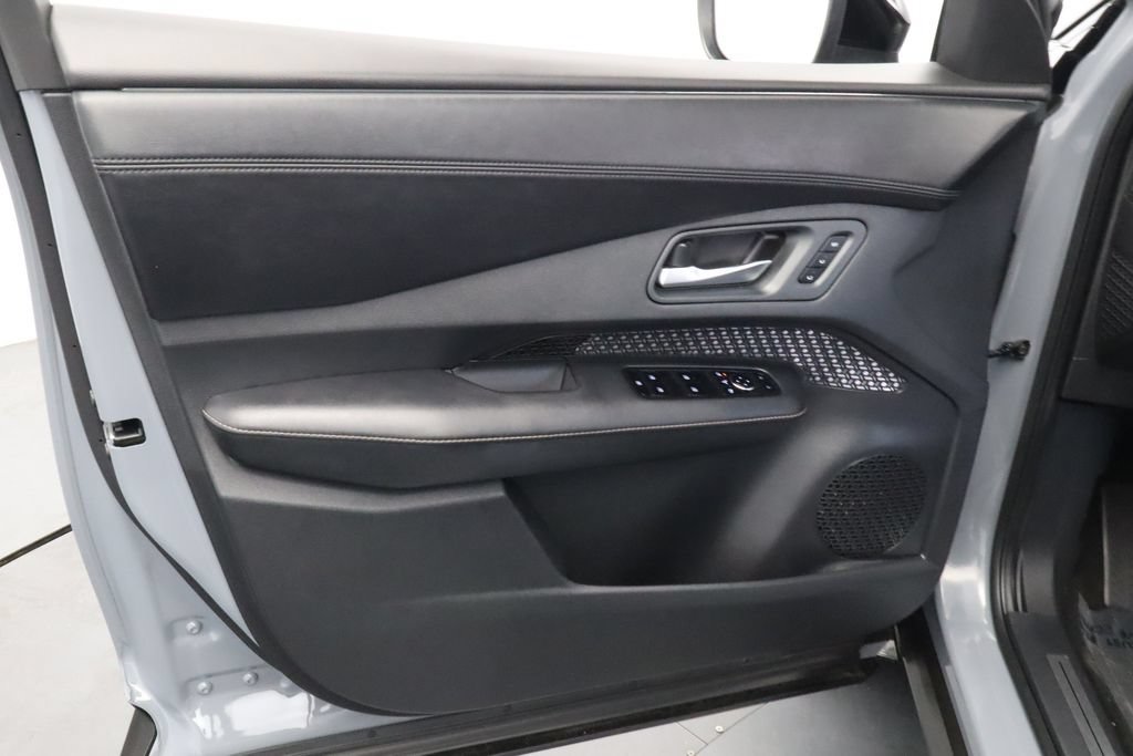 Used 2025 Nissan Ariya AWD image 16