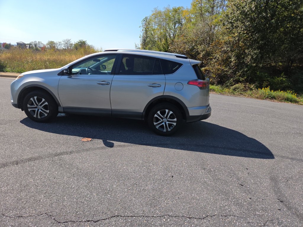 Used 2016 Toyota RAV4 LE AWD/4WD image 5