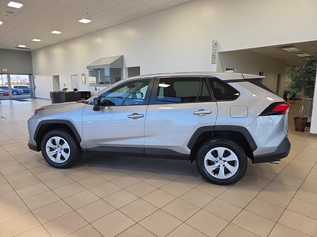 Used 2022 Toyota RAV4 LE image 9